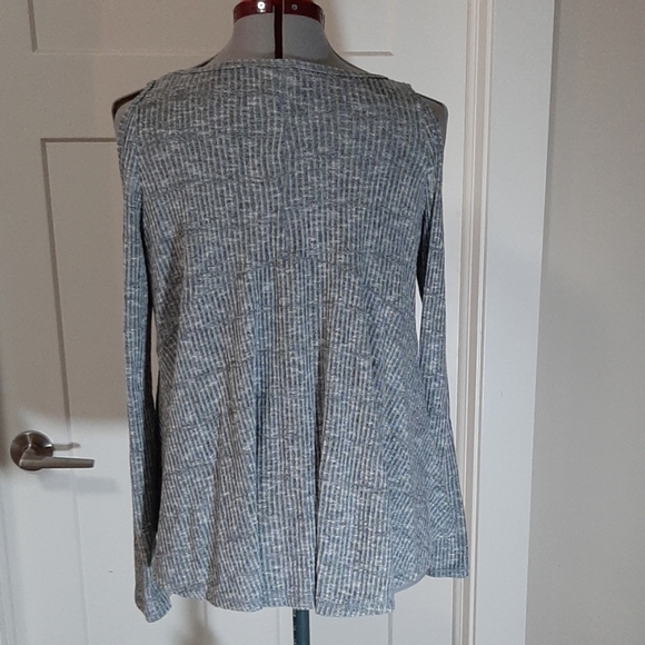 TOKYO DARLING Medium Peek-a-Boo Shoulders Top - Picture 3 of 5